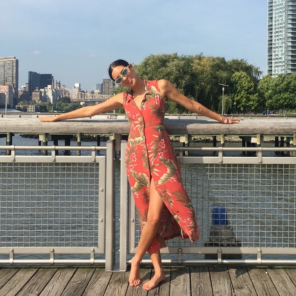 Meet your Poshers, Sara & Mel - Picture 2 of 7